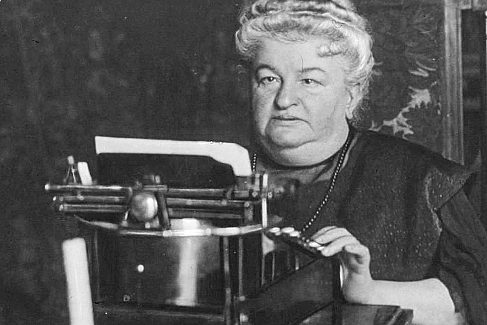 Emilia Pardo Bazán: "La educación de la mujer no puede llamarse tal educación, sino doma, pues se propone por fin la obediencia, la pasividad y la sumisión"